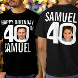 40e verjaardag douanenaam fotosjabloon wit t-shirt<br><div class="desc">Fijne 40th Birthday white text, aangepaste voorzijde, en foto achterzijde, en naam op de donkere kleur van uw keuze t-shirt. Fun 40e gepersonaliseerde foto in vetgedrukt zwart en contrasterend wit verjaardagsontwerp van het t-shirt. Pas dit verjaardagsshirt aan met twee foto's van de verjaardagspersoon in het midden van het cijfer 0...</div>