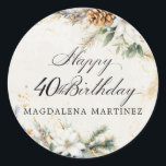 40e Verjaardag Feest Witte Winter Bloemen Custom Ronde Sticker<br><div class="desc">Elegante winterwitte bloemen zijn genesteld in dennengroen en pinecones. De zachte ivoorwitte waterverf wasachtergrond is geaccentueerd met gouden vlekken om een verfijnde en chique esthetiek te creëer.</div>