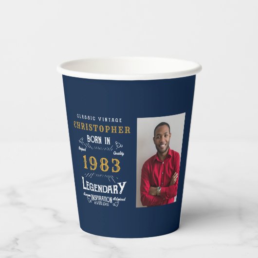 40e verjaardag Geboren in 1983 Fotosjabloon Legend Papieren Bekers (Achterkant)