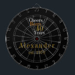 40e verjaardag Gepersonaliseerde Cheers Beers Zwar Dartbord<br><div class="desc">Dit is een cool en modern, gepersonaliseerd 40ste verjaardag ontwerp. Het is een eenvoudig, minimaal ontwerp, in klassieke zwart-gouden typografie. Perfect voor een cool en leuk, 40e verjaardagscadeau, souvenir of feestaccessoire. Het heeft "Cheers and Beers to 40 Years" en ruimte om jouw naam en jaar toe te voegen. Om te...</div>