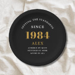 40e Verjaardag Naam 1984 Zwart Goud Elegant Chic Papieren Bordje<br><div class="desc">Geavanceerde 40e Verjaardag Unieke Black & Gold Party Paper Borden. Het vieren van een mijlpaal zou een gedenkwaardige ervaring moeten zijn, en welke betere manier om dat te garanderen dan met onze geavanceerde zwart-gouden 40th Birthday Party Paper-Borden? Deze borden zijn ontworpen in strak zwart met een elegant goudhoogtepunt en zijn...</div>