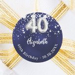 40e verjaardag Navy Blue Silver Stars Ronde Sticker<br><div class="desc">Een sticker voor een 40e verjaardagsfeestje. Een marineblauwe achtergrondkleur met faux zilveren sterren. De blauwe kleur is ongelijk. Voeg jouw naam,  tekst toe.</div>