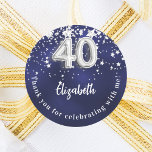 40e verjaardag Navy Blue Silver Stars Ronde Sticker<br><div class="desc">Een sticker voor een 40e verjaardag. Een marineblauwe achtergrondkleur met faux zilveren sterren. De blauwe kleur is ongelijk. Voeg jouw naam,  tekst toe. Tekst: Bedankt voor het vieren met mij!</div>