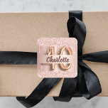 40e verjaardag roos goud glitter monogram luxe vierkante sticker<br><div class="desc">Voor een meisje en glamoureus 40ste verjaardagsfeestje. Een roos gouden faux metallische achtergrond met faux glitterdruppels,  een druppelaar voor verf. Pas een naam aan en voeg deze toe. De naam wordt geschreven in donker roos goud met een modern handgeschreven stijlmanuscript. Nummer 40 is geschreven met een ballonstijllettertype.</div>