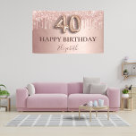 40e verjaardag roos goud glitter roze ballonstijl spandoek<br><div class="desc">Elegant, klassieker, glamoureus en girly voor een 40e verjaardagsfeestje. Roos goud en wazige roze, gradiëntachtergrond. Verkleurd met roos goud, roze faux glitter druppels, verfdruppelend uiterlijk. Pas een naam aan en voeg deze toe. Met de tekst: Happy Birthday plus de naam van de verjaardagsmeisjes. De tekst wordt geschreven met een modern...</div>