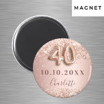 40e verjaardag roos gouden bloei sparen de datum magneet<br><div class="desc">Elegant, klassiek, glamoureus en korrelig Save the Date magnet voor een 40e verjaardagsfeestje. Roos gouden en dubbelzinnige verloop achtergrond. Gedemoreerd met roos goud, faux glitter, sparkles. Pas een naam aan en voeg deze toe. De naam wordt geschreven met een modern donker roos gekleurd hand lettered stijlmanuscript. Nummer 40 is geschreven...</div>