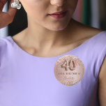 40e verjaardag roos gouden zwarte glitter naam tag ronde button 3,2 cm<br><div class="desc">Elegant,  klassiek,  glamoureus naamplaatje voor een 40e verjaardagsfeestje. Roos gouden en dubbelzinnige verloop achtergrond. Gedemoreerd met roos goud,  faux glitter,  sparkles. Pas een naam aan en voeg deze toe. De naam wordt geschreven met een modern donker roos gekleurd hand lettered stijlmanuscript. Nummer 40 is geschreven met een ballonstijllettertype.</div>