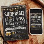 40e verjaardag van de uitnodiging tot het indienen<br><div class="desc">Surprise Cheers and Beers 40th Birthday Invitation met krijtbord en belettering met aanpasbare leeftijd.</div>