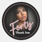 40e verjaardag van het fotoscript roos roze gunst ronde sticker (Voorkant)