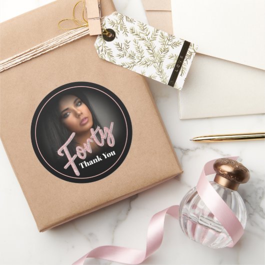 40e verjaardag van het fotoscript roos roze gunst ronde sticker (Geschenken)