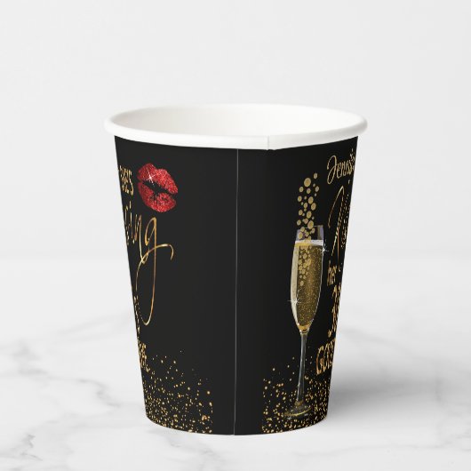 40e verjaardag - Ze kust haar 30's vaarwel Papieren Bekers (Rechts)