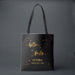 40e verjaardag zwart goud hallo naamscript tote bag<br><div class="desc">Elegant en modern voor een 40e verjaardag meisje. Hallo Chique zwarte achtergrond en faux gouden tekst geschreven met een trendy handgeschreven stijl script: Met gouden stippen als decor. Sjablonen voor een naam en datum, gouden letter.</div>