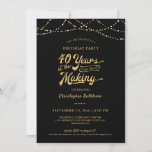 40e verjaardag Zwart Goud String Lights Kaart<br><div class="desc">Voeg het geboortejaar van de jarige toe als onderdeel van de 40 JAAR IN HET MAKEN van retro typografie ontwerp. Zwart en goud thema met een string lampjes rand. KLEUR WIJZIGINGEN: Let op de zwarte achtergrond kleur kan worden gewijzigd zoals gewenst door te klikken op het Aanpassen tabblad. Neem contact...</div>