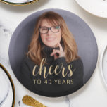 40e verjaardagsfeestje foto proost papieren bordje<br><div class="desc">Deze aangepaste 40e verjaardagspapieren borden zijn voorzien van de foto van de eregast,  samen met het woord "Cheers" in een elegant goudkleurig kalligrafiescript. Een donker scherm zorgt ervoor dat de tekst pop wordt. Een geweldige manier om iemand te vieren die veertig wordt!</div>