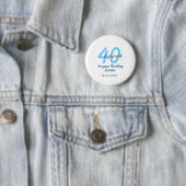 40e & vernieuwde verjaardag naam datum blauwe dikg ronde button 5,7 cm (In situ)