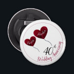 40ste Ruby bruiloft man en vrouw Button Flesopener<br><div class="desc">Speciaal Ruby 40th Wedding Jubileum flesopening met roos rode hartballonnen. Het perfecte cadeau voor een man en vrouw die hun brute huwelijksdag vieren. De naam van de man en vrouw of moeder en vader die veertig jaar vieren, kan worden aangepast en de verjaardag kan ook worden veranderd. Overeenkomende kaarten en...</div>