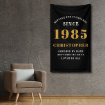 40th Birthday Born 1985 Toevoegen naam Black Gold Spandoek<br><div class="desc">40e verjaardag Party Wall Banner - zwart en goud decoratief stuk. Vier een indrukwekkende mijlpaal met onze Birthday Party Wall Banner. Deze unieke zwart-gouden banner is niet alleen een decoratie, het is een statement stuk. naar uw voorkeuren, het is een elegante en leuke manier om het begin van een nieuw...</div>
