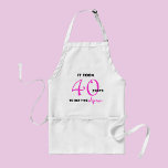 40th Birthday Gifts Schort - Grappig<br><div class="desc">Op zoek naar een grappig 40e mijlpaal verjaardagscadeau voor een dame die graag kookt? Dit 40ste schort is misschien perfect! Er staat: "Het duurde 40 jaar om dit Schort te krijgen." De kleuren zwart en roze worden gebruikt voor de belettering. Dit is een zeer unieke humoristische 40e verjaardagscadeau idee voor...</div>