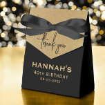 40th Birthday Gold Foil Naam Script Dank U Bedankdoosjes<br><div class="desc">Spreek uw dankbaarheid in stijl uit met het Chic Birthday Gold Foil Monogram Script Thank You Favoriete Boxes. Met een elegant monogram-script in een glinsterende gouden folie, voegen deze verfijnde gunstboxen een luxe tintje toe aan elke verjaardagsviering. Perfect voor het houden van kleine lekkernijen, snoepjes of souvenirs, ze maken een...</div>