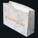40th Birthday marble gold glitter Large Cadeautasje<br><div class="desc">Elegant wit en grijs marmer steen print met goud en met koper gekleurd faux glitter. Golden hand lettered script met de tekst: Happy 40th Birthday!</div>