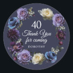 40th Birthday Moody Paarse Bloem Dank u voor uw gu Ronde Sticker<br><div class="desc">Zeg dank u en voeg een speciale gepersonaliseerde touch aan uw gunsten! Moody en mysterieuze paarse rozen en pioenen zetten de toon voor deze elegante 40e verjaardag dank u voor sticker. Witte en blauwe bloemen voegen een pop kleur toe aan de donkere waterverf krans. Een grote 40, Bedankt voor het...</div>