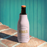 40th Birthday Name 1983 Pink Grey Elegant Chic Flesjeskoeler<br><div class="desc">Maak de 40ste verjaardag van je speciale persoon echt uniek met deze aangepaste roze en grijze flessenkoelers. Pas ze aan met hun naam en het jaar 1983 om een geschenk van één soort te maken dat nog jaren zal duren. Ideaal voor gebruik als een unieke decoratie voor een 40e verjaardagsfeestje...</div>