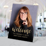 40th Birthday Party Photo Welcome Reclamebord Met Voetstuk<br><div class="desc">Dit aangepaste 40e verjaardagsfeestwelkomstbord bevat de gepersonaliseerde foto,  naam en verjaardag van de eregast,  samen met het woord "welkom" in een elegant goudkleurig kalligrafieschrift. Een donker scherm zorgt ervoor dat de tekst pop wordt. Een geweldige manier om iemand te vieren die veertig wordt!</div>