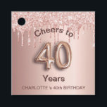 40th Birthday party roos goudzige glitterdruppels Bedankjes Labels<br><div class="desc">Een kleine en trendy gunst tag voor een 40e verjaardagsfeestje. Een feminine roze,  roos gouden faux metallische achtergrond,  versierd met faux roos goudglitter druppels en nummer 40 geschreven met een ballonstijllettertype vooraan. Met de tekst: Cheers to. Pas een naam of een tekst aan en voeg deze toe.</div>