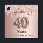 40th Birthday party roos goudzige glitterdruppels Bedankjes Labels<br><div class="desc">Een kleine en trendy gunst tag voor een 40e verjaardagsfeestje. Een feminine roze,  roos gouden faux metallische achtergrond,  versierd met faux roos goudglitter druppels en nummer 40 geschreven met een ballonstijllettertype vooraan. Met de tekst: Cheers to. Pas een naam of een tekst aan en voeg deze toe.</div>
