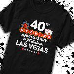 40th Wedding Jubileum Couples Las Vegas Trip T-shirt<br><div class="desc">Unieke cadeau ter gelegenheid van de 40e verjaardag voor echtgenoot en echtgenote of echtpaar die een romantisch weekend mee nemen naar Las Vegas om 40 jaar huwelijk te vieren! Novelty souvenir herinnert je je reis in Vegas als tweede huwelijksvakantie of bruiloft die je nooit had gehad. Kenmerken "40th Wedding Jubileum...</div>