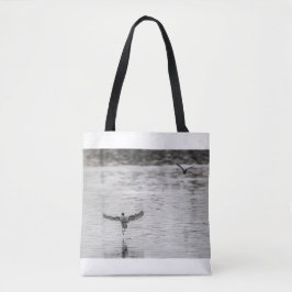 4297-Aalscholver die opstijgt uit de vijver Tote Bag