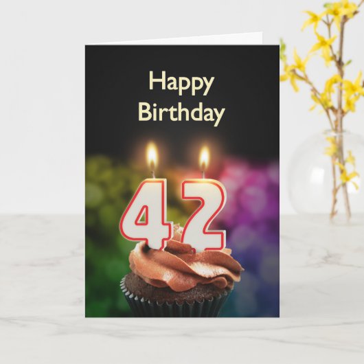 42e verjaardag met cake en kaarsen kaart (Gele Bloem)