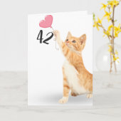 42e verjaardag tabby kat met hartballon kaart (Gele Bloem)