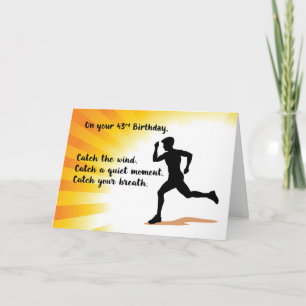43e Verjaardag Man Running met Sunburst Achtergron Kaart