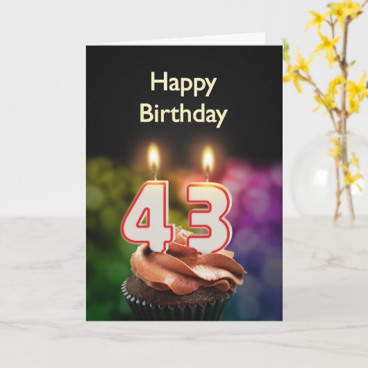 43e verjaardag met cake en kaarsen kaart (Gele Bloem)