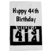 44e Birthday Black Odometer Medium Cadeauzakje (Voorkant)