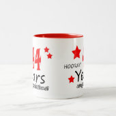 44e verjaardag, 44 jaar bruiloft Jubileum C Tweekleurige Koffiemok (Center)