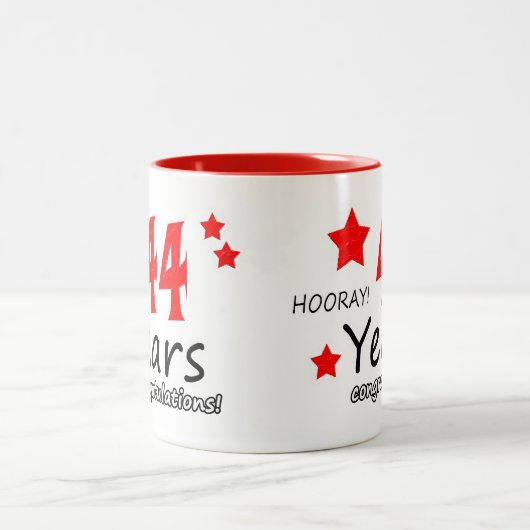 44e verjaardag, 44 jaar bruiloft Jubileum C Tweekleurige Koffiemok (Center)