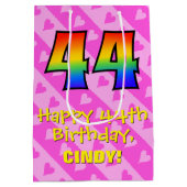 44e verjaardag: vuurroze hartstrepen; regenboog 44 medium cadeauzakje (Achterkant)