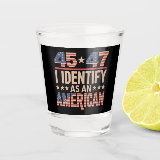 45 47 Ik Identificeer Als Een Amerikaanse Trump Pr Shot Glas (Voorkant)