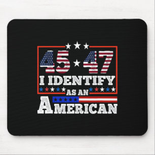 45 47 Ik Identificeer Me Als Een Amerikaan Trump 2 Muismat
