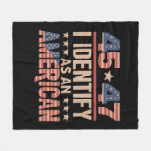 45 47 Ik identificeer me als een Amerikaans Trump- Fleece Deken (Voorkant (Horizontaal))