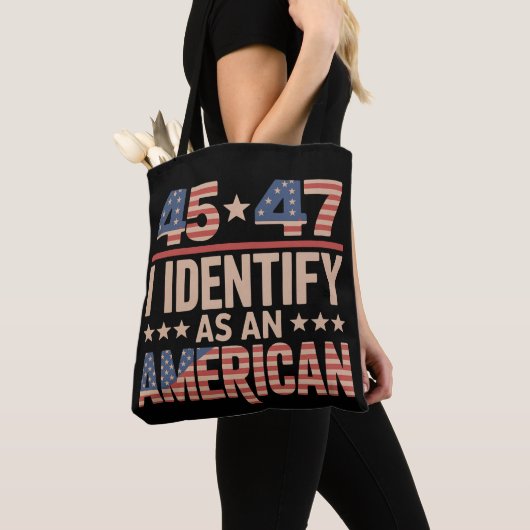 45 47 Ik Identificeer Me Als Een Amerikaanse Trump Tote Bag (Dichtbij)