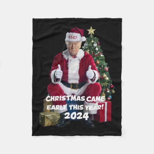 45 47 Kerstmis kwam begin 2024 Trump Fleece Deken (Voorkant)