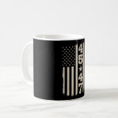 45 47 Trump  VS Vlag 47e President Koffiemok (Voorkant links)