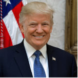 45 Donald J Trump Staand Fotobeeldje<br><div class="desc">Donald Trump President van de Verenigde Staten Donald John Trump is het 45e en huidige President van de Verenigde Staten. Voordat hij de politiek ingaat, was hij een zakenman en een televisiepersoonlijkheid. Trump werd geboren en getogen in de New York City borough of Queens, en kreeg een economiediploma van de...</div>