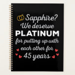 45e bruiloft Jubileum I - Sapphire Funny Couple Planner<br><div class="desc">Leuk ontwerp, perfect voor iedereen die al 45 jaar getrouwd is en voor een huwelijksgelofte-vernieuwingsceremonie. Het is een geweldige bijpassende outfit voor koppels! 'Saffier? We verdienen platina voor het ophangen met elkaar voor 45 jaar citaat voor een paar dat 45 jaar geleden is getrouwd of een paar dat trouwgeloften hernieuwt...</div>