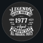 45e geboortedag T-shirt  legenden geboren in 1977  Ronde Sticker<br><div class="desc">45e verjaardag T-shirt  legenden geboren in 1977 45 jaar oud cadeau. Perfect gift voor je vader,  moeder,  papa,  mannen,  vrouwen,  vriend en familieleden op de dag van de Thanksgiving,  kerstdag,  Moederdag,  vaderdag,  4 juli,  1776 Onafhankelijke dag,  Veteranendag,  Halloween Dag,  Patrick's Day</div>