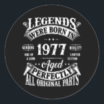 45e geboortedag T-shirt  legenden geboren in 1977  Ronde Sticker<br><div class="desc">45e verjaardag T-shirt  legenden geboren in 1977 45 jaar oud cadeau. Perfect gift voor je vader,  moeder,  papa,  mannen,  vrouwen,  vriend en familieleden op de dag van de Thanksgiving,  kerstdag,  Moederdag,  vaderdag,  4 juli,  1776 Onafhankelijke dag,  Veteranendag,  Halloween Dag,  Patrick's Day</div>