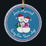 45e Jubileum Gift Fun Snow Couple met Kerstmis Keramisch Ornament<br><div class="desc">Ons feestelijk sneeuwstel is gekleed voor koud weer in hun gebarenteerde sjaals, coördinerend mitters en de rode kerstman. Fun 'Just Married' bericht hoe lang je beroemde familie of vrienden getrouwd zijn. Voeg hun namen toe en de jaardatum van de verjaardag om een perfecte hoepenaamd te maken zal het herdenkingskoppel nog...</div>